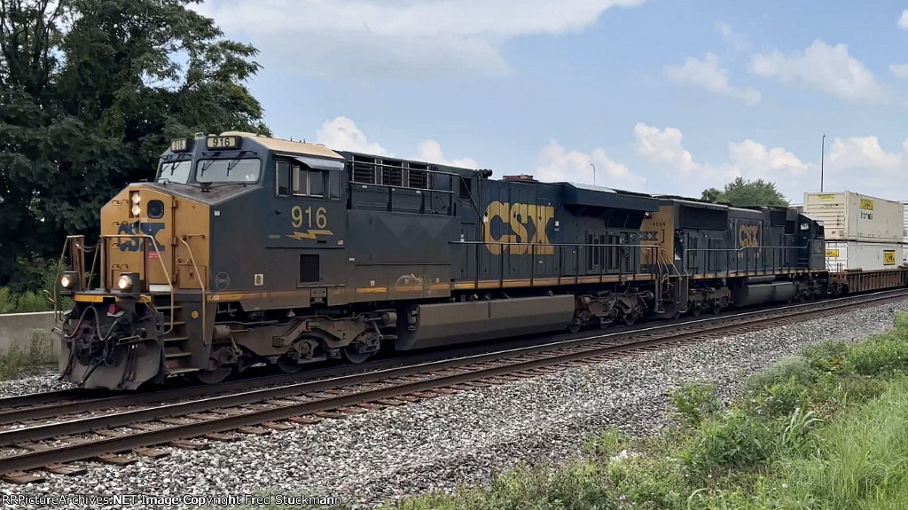 CSX 916 leads I137.